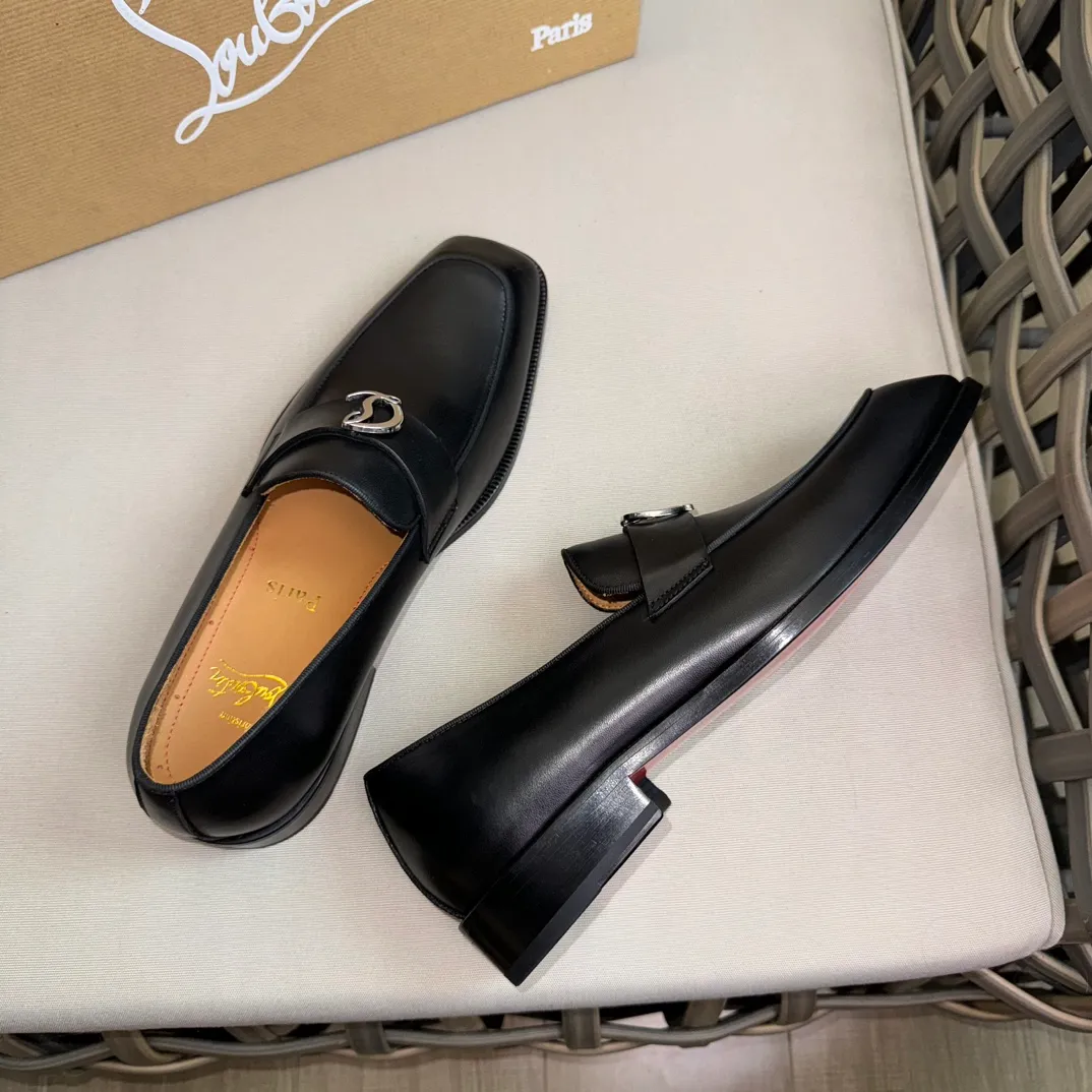 [CL red-soled shoes] Top P: 1020💰 Size 39-44 (⚠️38.45.46 custom-made, non-refundable and non-exchangeable) 🆑High-end men's business formal leather shoes, classic red-soled shoes | Fabric: Original imported first-layer cowhide, iconic rivet decoration | Lining: water-dyed cowhide lining Outsole: red cowhide outsole imported from Italy Brand: Christia*.Loubouti* 🆑 High-end men's business dress shoes | classic red soled shoes | Upper: original imported first layer cowhide iconic rivet decoration | Linning: Water dyed cow skin inner Outsole: red cowhide outsole imported from Italy Size: 39-44 (38.45.46 customized) Brand: Christia*.Loubouti*